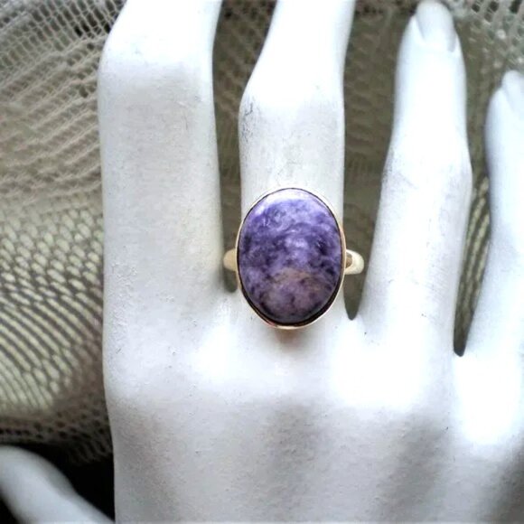 Vintage Solid 18K 750 Yellow Gold Russian Purple Violet Charoite Cabochon Ring - Picture 5 of 12